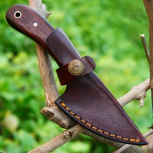Couteau de chasse utilitaire d'extérieur à lame fixe en acier Damas fait main, haute durabilité, manche en bois, étui en cuir, garantie de 3 ans - Product Image 3