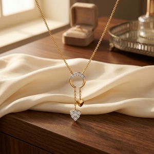 Pendentif Lariat en Or Bicolore 18 carats avec Diamants, Forme Cercle Croissant, Orné d'un Charme Taille Trillion et de Diamants de Laboratoire - Product Image 3