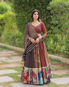 Conjunto de Lehenga Choli para Mujer, Vestido Étnico Tradicional de Algodón Estampado, Bordado con Espejos, Traje para Boda, Diwali o Fiesta - Product Image 1