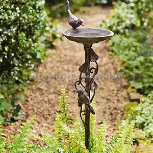 Bain d'oiseaux élégant en métal avec une finition artisanale soignée, idéal pour la décoration de jardin, attirant les oiseaux et embellissant le paysage. - Product Image 3