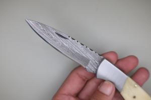 มีดพับเหล็กดามัสกัสคุณภาพสูง ใบมีดทรงดรอปพอยต์ ขอบตรง ด้ามจับทำจากกระดูก ขนาด 18 ซม. - Product Image 2