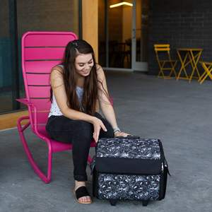 Bolsa de Transporte con Ruedas en Blanco y Negro para Máquinas de Coser, Práctica y Conveniente - Product Image 2