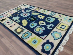 Alfombra Azul Oushak de Alta Calidad, Alfombra de Estilo Persa con Nudos, Diseño Floral Transicional con Borde Verde, Alfombra Pastel para Sala de Estar - Product Image 1