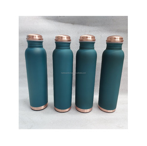 Botella de cobre puro de diseño elegante contenedor de agua Ayurvédico a prueba de fugas hecho a mano rústico Estilo de vida ecológico para uso diario - Product Image 4