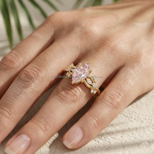 Anillo de Diamantes con Corte Marquesa Rosa y Piedras Laterales en Oro Amarillo, Anillo de Compromiso Elegante y Lujoso, Joyería Fina, Regalo para Mujer - Product Image 2
