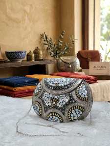 Pochette géométrique artisanale en mosaïque métallique avec doublure en coton biologique, bandoulière chaîne, sac à rabat multicolore pour soirées et fêtes - Product Image 1
