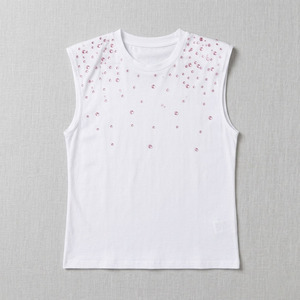 Camiseta sin mangas blanca con pedrería elegante para mujer, top de tirantes personalizado con cristales rosas, de algodón de lujo, cuello redondo, a la moda para verano. - Product Image 4