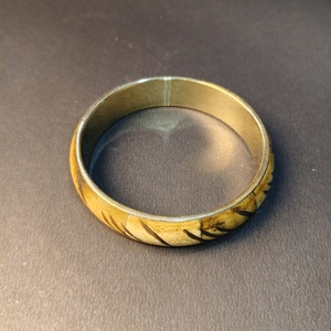 Bracelet de style vintage en laiton avec doublure intérieure, motif de feuille gravé foncé, incrustation de style osseux sculpté, bijoux ethniques tribaux - Product Image 3