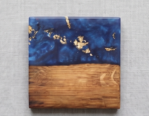 Posavasos Cuadrados de Resina y Madera con Diseño Azul y Dorado, Hechos a Mano con Madera de Nogal, Diseño Único, Perfectos para el Hogar, Café, Té, Vino, Regalos, Comedor - Product Image 1