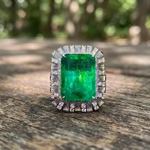 เครื่องประดับหรูหรา ทองคำแท้ 18K เพชรทรงเหลี่ยมมรกต และมรกตโคลอมเบีย แหวนหมั้นและแต่งงานสุดหรู - Product Image 4