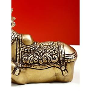 Sculpture Nandi en laiton de 6 pouces faite à la main, petit article gravé fabriqué à la main en Inde - Product Image 3