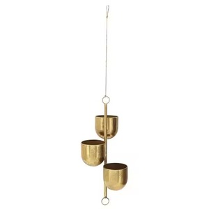 Pot de fleurs suspendu en métal jaune avec plante de fraise, design moderne pour une utilisation en intérieur et en extérieur, pot de fleurs suspendu - Product Image 2