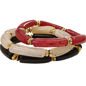 Ensemble élégant de bracelets en résine segmentés superposés avec anneaux en métal doré, présentés sur un présentoir, disponibles à prix de gros. - Product Image 2