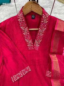 Ensemble Kurti-Pant et Dupatta en Soie Romaine de Qualité Supérieure, Tendance, avec Broderies, Paillettes et Travaux Manuels – Fabricant de Mode Féminine - Product Image 5