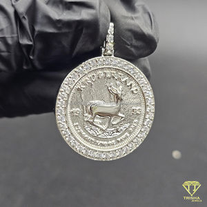 Collar de Lujo con Colgante de Antílope y Moneda Krugerrand, Bisel de Diamantes Iced Out, Pieza de Diseño de Alta Definición Inspirada en Diseñadores - Product Image 5