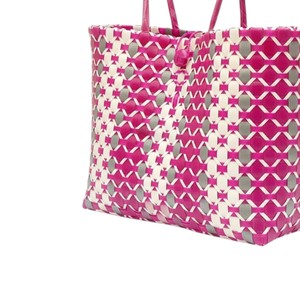 Sac à main et sac fourre-tout décontracté pour femme, tissé à la main en bandes de plastique, avec palette de couleurs vives et uniques, idéal pour l'été - Product Image 4