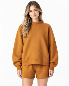 Achetez un ensemble streetwear personnalisé brodé, col montant et short, pour femme, en molleton épais et surdimensionné. - Product Image 2