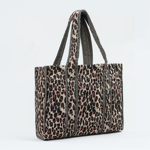 Sac fourre-tout matelassé bohème tendance en coton imprimé indien fait main motif léopard beige noir bordeaux pour femme – Vente en gros - Product Image 1
