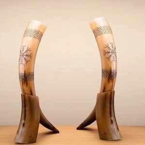 Corne à boire viking haut de gamme avec support en corne de bœuf artisanal gravé de symboles nordiques, qualité alimentaire, pour méad, bière, ou ale, par REHMAN CRAFT - Product Image 6