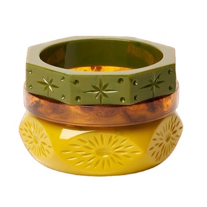 กำไลข้อมือแกะสลักทำจากเรซินหลากสีลายดอกไม้ทำจากเรซิน - Product Image 1