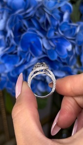 Anillo de Compromiso con Diamante Cultivado en Laboratorio, Corte Pera, 5 CT |   Anillo de Boda Chapado en Oro de 18K con Diamantes Certificados por IGI |   Elegante Vestido de Novia - Product Image 6