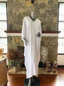 ชุดเดรสคาฟทันผ้าเรยอนสีขาว ดีไซน์หรูหรา คอวี ทรงหลวม ไซส์ใหญ่ ใส่สบาย เหมาะสำหรับใส่ไปเที่ยวพักผ่อน - Product Image 5