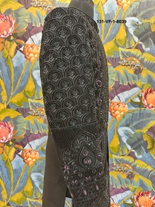 Sherwani de Seda Negra para Hombre, Largo hasta la Rodilla, Traje Tradicional para Boda, Bordado Intrincado con Lentejuelas - Product Image 3