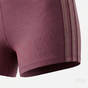 Conjunto de 2 piezas de yoga para mujer: Top corto con cuello en V y tiras de color bloque granate, y shorts de cintura alta - Product Image 6
