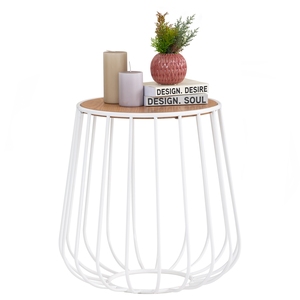 Mesa de centro redonda de inspiración industrial con base de metal y tablero con acabado en nogal, ideal para complementar la decoración de la sala de estar. - Product Image 5
