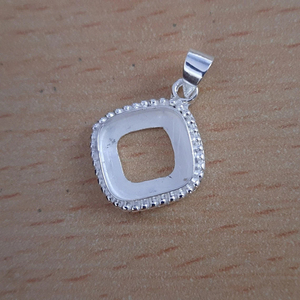 Nuevos colgantes cuadrados de plata de ley S925 de diseño, fundición de metal al por mayor con engaste pregrabado para joyería y regalos - Product Image 3