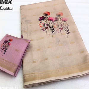 Ensemble Saree et Blouse Ethnique en Soie Tussar de Qualité Export Indienne pour Tenues de Fête, avec Imprimé Floral, Tissage Butti Zari Doré et Bordure Zari - Product Image 1