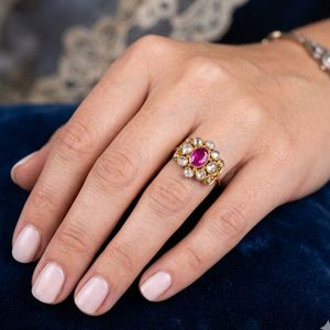 Gemvanity R995 Anillo de Compromiso y Boda Unisex de Oro de 14K con Incrustaciones de Diamantes y Rubíes de Corte Brillante, Estilo Clásico de Lujo - Product Image 4