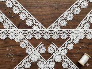 Ribete de Encaje Guipur Floral Blanco de Alta Calidad - Borde de Encaje Químico Bordado con Margaritas para Ropa Étnica y Decoración del Hogar - Product Image 3