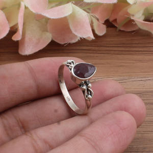 แหวนทับทิมแท้ธรรมชาติแบบคลาสสิก ขายส่ง เงินแท้ 925 ประดับเพชรแบบฝัง  หินสีแดงเลือดแท้ ได้รับการรับรองจากโมซัมบิก - Product Image 5