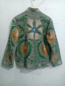 Hermoso Abrigo Bohemio de Moda India, Impresionante Chaqueta de Mujer de Terciopelo Verde Hecha a Mano con Bordado Suzani para Invierno - Product Image 4