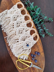 Anillos de servilleta de macramé bohemios con anillo de madera y cuentas azules de ojo turco para decoración de mesas de boda y artículo de regalo hecho a mano. - Product Image 6