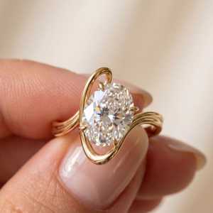Anillo de banda cruzada con diamante de corte ovalado de 3.01 quilates de estilo único, oro macizo de 14 quilates, regalo de boda sorpresa para parejas - Product Image 1