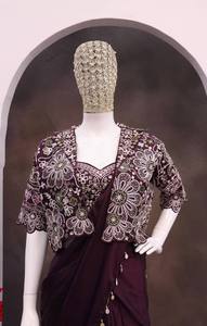 Sari en crêpe de soie de créateur avec veste brodée de sequins et ensemble Koti - Product Image 4