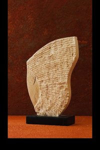 Escultura de Travertino Tallada a Mano sobre Base de Mármol Negro, Elegante Estatua Artística de Piedra, Decoración para el Hogar, Regalo Único - Product Image 3