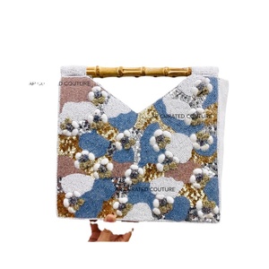 Bolso de mano hecho a mano con cuentas y asas de bambú en forma de V Bolsa de cosméticos con temática marina única para cada ocasión - Product Image 1