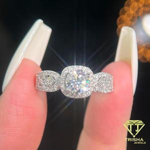 Bague de fiançailles élégante en argent sterling 925 avec trois diamants de laboratoire taille coussin, bijoux de mariage pour femmes - Product Image 6