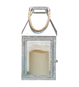 Lanterne à bougie en métal galvanisé de style farmhouse avec poignée en corde et panneaux en verre, idéale pour la décoration de la maison et du jardin - Product Image 1