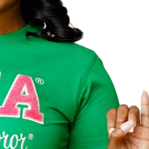 T-shirt en chenille AKA Silver Soror, vert et rose, avec lettres grecques brodées, en coton premium, vêtement décontracté pour sororité - Product Image 5