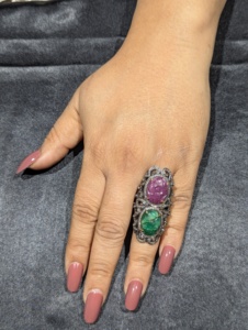 Bague de cocktail REYES victorienne en argent sterling et or 14 carats avec diamants, émeraude et rubis naturels sculptés à la main, style filigrane antique - Product Image 4