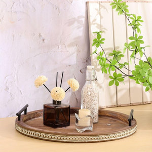 Vente en gros d'Art Déco : Ensemble de deux plateaux ronds en bois, finition blanchie, avec poignées métalliques, pour la décoration de la maison - Product Image 5