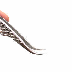 Pince à cils en acier inoxydable de qualité supérieure avec logo personnalisé, poignée diamantée argentée et pointe fine et robuste - Product Image 1