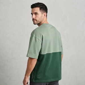 Camiseta de Hombre Verde Salvia y Verde Oscuro con Bloques de Color, Cuello Redondo, Manga Corta, Corte Holgado, Estilo Casual Urbano - Product Image 2