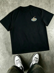 เสื้อยืดแขนสั้นสีขาวสำหรับผู้ชาย ลายดอกเดซี่ปักมือ คอทรงโอ ทรงปกติ สไตล์ลำลอง ผ้าเจอร์ซีย์คอตตอน 100% - Product Image 2
