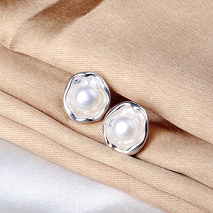 Vente en gros de boucles d'oreilles en argent sterling 925 massif avec perles d'eau douce naturelles, ondulées, bijoux fins, Memoria Jewels - Product Image 4