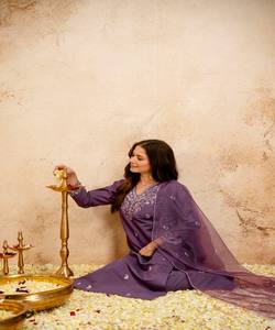 Conjunto de dos piezas de algodón romano con bordado de lujo y dupatta, estilo casual, en stock, prenda étnica de lujo, color morado. - Product Image 5